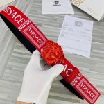 宽度4.0Cm Versace 范思哲 经典款十字纹印花搭配新款烤漆扣头：此款腰带配有醒目的美杜莎头像搭扣，可为任何造型增添几分立体雅致效果。