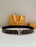 3.4宽 Lv Trunk 双面腰带以粒面皮革塑造摩登设计，可为商务或休闲造型注入典雅魅力。铭纹 S-Lock 搭扣援引品牌经典行李箱元素 皮革 金属件