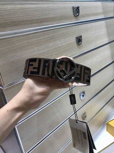 配送专柜包装 特批新款 Fd 宽40Mm 标志造型宽皮带。钉扣式带扣。进口小牛磨砂制成，原版浮雕纯手工绘黑色咖啡色Ff 图案，非市场电脑喷印平平没凹凸质感，支持