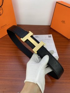 爱马仕 五金材质:专柜精品四角花纹扣 真空电镀，工艺精细天然头层鳄鱼纹牛皮，质感超赞，手感柔软，对版车线，对版线色