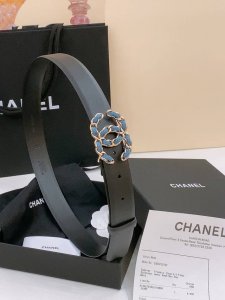 特 -香家新款女士腰带 经典双C扣设计，皮革小牛皮 精致奢华，蓝色牛仔配色高级感拉满，往身上一搭，瞬间提升穿搭Level，腰封造型更是时髦精必备，无论是搭配简约