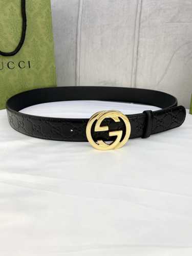 宽度4.0 Gucci互扣式双g带钢扣腰带，采用光滑原版小牛皮热压印技术的gucci Signature皮革精制而成，触感厚实，印花图案清晰分明。