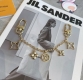 Lv钥匙扣 包包挂链 挂件 金色M01188 Spring Street Chain 包饰将 Monogram 花卉和 Lv 字母等经典元素化为袖珍挂饰
