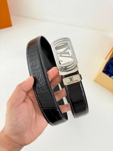 品名：Lv..路易..威登 腰带原单自动带 皮带 型号：自动扣，纯钢材质自动扣，头层牛皮自动带身，实物拍摄 材料：百分百头层牛皮，保证真皮。24K纯钢扣，永不掉