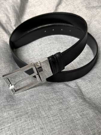 特 Bally 巴利 男士简约商务双用腰带 宽3.4Cm 这款正装腰带一面哑光摔纹黑色皮 另一面进口亮面进口牛皮制成，采用双面设计。正面五金饰有简约造型亮白针扣 - 点击图像关闭