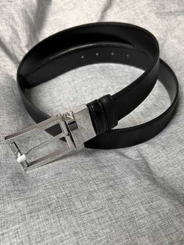 特 Bally 巴利 男士简约商务双用腰带 宽3.4Cm 这款正装腰带一面哑光摔纹黑色皮 另一面进口亮面进口牛皮制成，采用双面设计。正面五金饰有简约造型亮白针扣