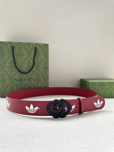 宽带4.0Cm Gucci 作为Adidas X Gucci联名系列之一，这款皮革腰带饰有Gucci Trefoil印花。Adidas和Gucci大胆探索联名系