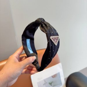 配包装 Prada 普拉达 倒三角新款潮流字母发箍。气质女神必备单品，非常百搭，时尚潮流， 戴上它满满的高大上。