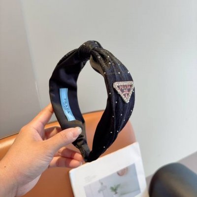 配包装 Prada 普拉达 倒三角新款潮流字母发箍。气质女神必备单品，非常百搭，时尚潮流， 戴上它满满的高大上。