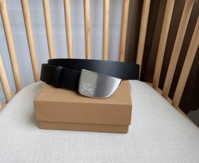 新款 Burberry 巴宝莉专柜同步上新 意大利制腰带 选用粒纹小牛皮面料打造 搭配镀钯金扣环 镌刻马术骑士徽标 宽:3.5Cm 精致优雅