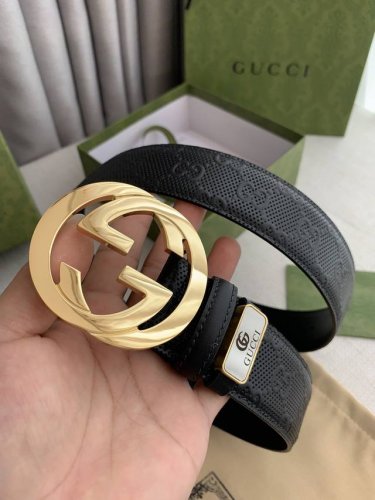 品名：古奇.Gu...Cci原单 型号： 挂扣，头层牛皮，实物拍摄 材料：头层牛皮，保证真皮。24K纯钢扣专柜同等质量， 原版针孔面大花，原版皮底，金扣，送人自