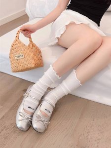 配包装 一盒2 双 缪缪Miumiu 经典字母Logo 纯棉袜套 ，Ins超火爆堆堆袜，纯棉面料，潮人必备 ，经典配色 个性时尚百搭款，你值得拥有哦
