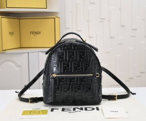 型号：3383，全皮压纹小双肩#手感超舒服 娇小玲珑俏皮活力款Logo压纹细节满分#自重轻巧且内里容量十足随便装都很可~ Size:22X10X22Cm