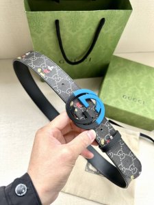 宽度4.0Cm Gucci 米奇动漫图案是gucci的标志性元素之一，在这款配饰中焕新演绎为卡通风格设计。这款腰带融合了经典米奇元素和双g图案，突显品牌悠久的设
