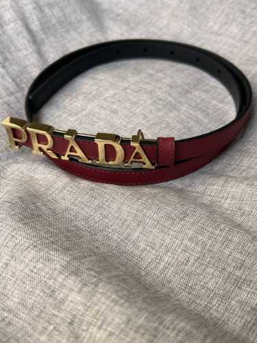 Prada 普拉达 专柜同款 女装休闲细腰带 宽 1.5Cm 这款采用saffiano原版皮内衬光滑小牛皮，搭配prada字母五金扣，可搭配不同风格的服装。原单