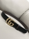 特 双面经典热压款 3.7双面腰带，一侧为Gucci Signature皮革，反面一侧为单色皮革。配以互扣式双G带扣