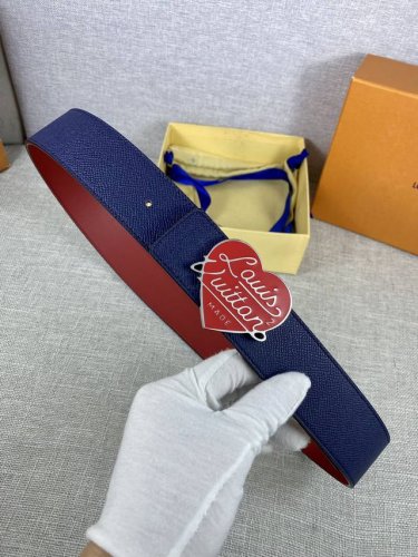 特 Lv Frosted 40 毫米双面腰带聚焦 Lv 搭扣的崭新格调，其别致与粒面牛皮革手掌纹不谋而合，搭配另一面的光滑枣红皮革亦可呈现鲜明反差。