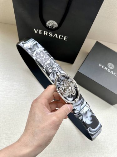 特P220 宽度3.8Cm V E R S A C E （范思哲）这头层皮饰带搭配一枚椭圆形美杜莎带扣。腰带饰有一枚金属圈环，宛如点睛之笔，本季标志性的Vers