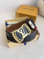 品名： Lv..路易..威登腰带皮带原单 型号：挂扣，经典纯钢材质面字母挂扣，头层牛皮，图片实物拍摄 材料：头层牛皮，挂扣系列，纯钢材质扣头，钯镀电镀工艺永不掉