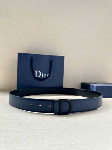 宽度3.5Cm 这款 Dior Charm腰带不锈钢扣以金色饰面图案设计重新演绎经典的 Dior 标志。可搭配各式35毫米腰带，打造时尚高雅的造型。