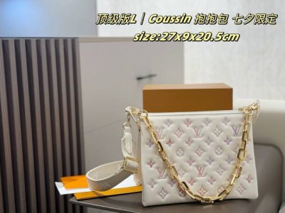 新配色 双盒包装 Lv Coussin 抱抱包 七夕限定 Coussin手袋，采用蓬松羊皮革压印 Monogram 图案，以舒软质感呈现紧凑构型。内隔层增添功能