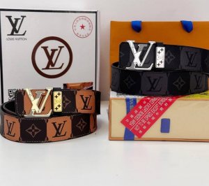 皮带：Lv.路易威登顶级复刻- 腰带：原单品质百分百进口原厂头层牛皮，内穿尾巴.暗扣款.保证真皮。雕花镂空工艺.真空电镀.永不掉色.24K纯钢扣藤原浩同款-七彩