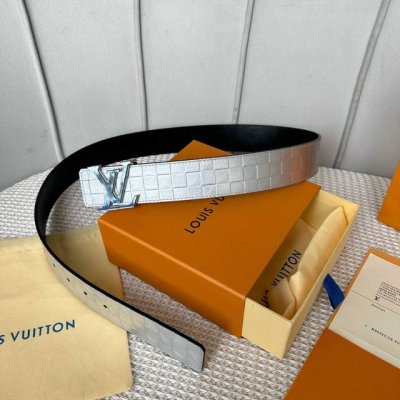 原版包裝 L0Uis Vuitt0N 今季新品 男士原單腰帶 寬度40毫米 雙面進口頭層小牛皮壓花品牌Logo設計 搭配經典鏤空五金 可雙面佩戴 適合沈穩低調的