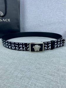 宽度4.0Cm Versace 范思哲 此款palazzo腰带采用牛皮革面料制作 并饰有Le pop Classique图案印花和标志性的美杜莎五金配件