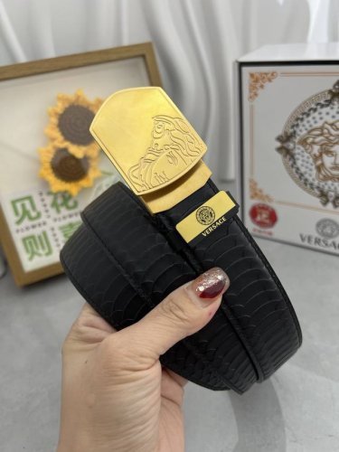 品名：Versace.范思哲 自动带 材质：原单牛皮腰带 百分百头层牛皮腰带保证真皮，24K纯钢扣，专柜原单品质、做工精细，时尚大牌，送人自用首选 包装： 请认