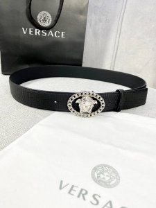 宽度4.0Cm V E R S A C E 范思哲 这款万象纹柔软头层皮饰带搭配一枚椭圆链条美杜莎带扣。本季标志性的Versace饰件点缀其上