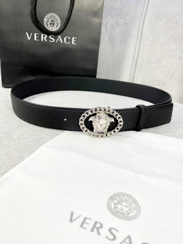 宽度4.0Cm V E R S A C E 范思哲 这款万象纹柔软头层皮饰带搭配一枚椭圆链条美杜莎带扣。本季标志性的Versace饰件点缀其上