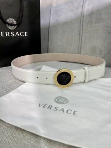 宽度4.0Cm Versace 范思哲 此款柔软的皮带饰3D美杜莎腰带扣，可搭配正装或休闲牛仔装。