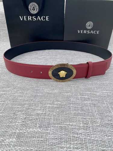 宽度4.0Cm V E R S A C E 范思哲 此款腰带柔软 头层皮饰带搭配一枚椭圆形美杜莎带扣。本季标志性的versace饰件点缀其上，平添魅力