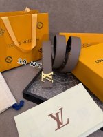 特 Lv女款腰带 全套包装 本款 3.0Cm Lv Initiales 双面腰带以经典之姿成就两式风尚：Monogram 帆布传递闲适惬意，粒面牛皮革流露雅致格