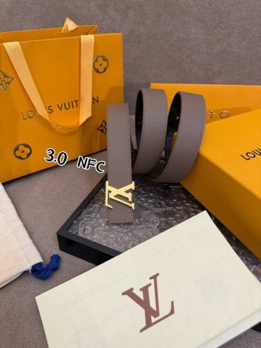 特 Lv女款腰带 全套包装 本款 3.0Cm Lv Initiales 双面腰带以经典之姿成就两式风尚：Monogram 帆布传递闲适惬意，粒面牛皮革流露雅致格