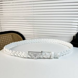 prada 普拉达 专柜最新款 这款华美的皮革腰带释放简约而精致的优雅气息 编织经典款徽标展现标志性元素 是Prada女士成衣系列的理想配饰 宽2.5Cm