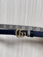 2025秋冬系列焕新演绎富有辨识度的Gg Marmont系列。这款双面腰带采用Gg Supreme与皮革材质匠心打造，缀饰双G搭扣。 商品细节 一面为米色和深棕