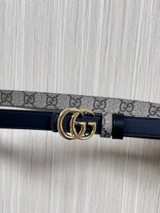 2025秋冬系列焕新演绎富有辨识度的Gg Marmont系列。这款双面腰带采用Gg Supreme与皮革材质匠心打造，缀饰双G搭扣。 商品细节 一面为米色和深棕