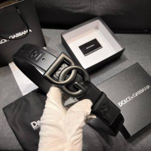 p230 杜嘉班纳 宽4.0Cm 新款 压花小午皮简约百搭腰带，Dolce&Gabbana Milano 标牌装饰别具一格。