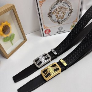 品名：Versace.范思哲 材质：原单牛皮腰带 百分百头层牛皮腰带保证真皮，24K纯钢扣，专柜原单品质、做工精细，时尚大牌，送人自用首选 包装： 请认准如图专