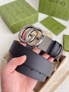 高端品質，實物拍攝 特 配全套禮盒 古馳：專櫃品質雙面頭層牛皮,可雙面使用.旋轉雙G純銅五金扣。金屬配件深受品牌輝煌的70年代經典設計所影響，得以重新詮釋