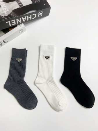 配包装 一盒3 双 Prada 普拉达 经典字母Logo纯棉中筒袜 重工装饰个性时尚 Ins爆款！专柜在售Ing 好看到爆炸 ！超高品质！经典不过时！潮人必不能 - 点击图像关闭