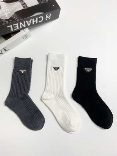 配包装 一盒3 双 Prada 普拉达 经典字母Logo纯棉中筒袜 重工装饰个性时尚 Ins爆款！专柜在售Ing 好看到爆炸 ！超高品质！经典不过时！潮人必不能