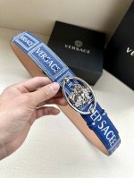 特 P220 宽度3.8Cm V E R S A C E 范思哲 这款柔软头层皮饰带搭配一枚椭圆形美杜莎带扣。腰带饰有一枚金属圈环，宛如点睛之笔，本季标志性的V