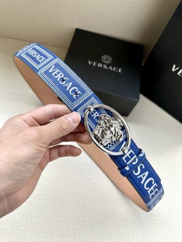 特 P220 宽度3.8Cm V E R S A C E 范思哲 这款柔软头层皮饰带搭配一枚椭圆形美杜莎带扣。腰带饰有一枚金属圈环，宛如点睛之笔，本季标志性的V