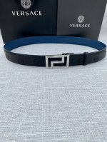 宽度3.5Cm Versace此款平纹小牛皮腰带饰有一枚几何形状的希腊回纹搭扣，可搭配正装或休闲装。