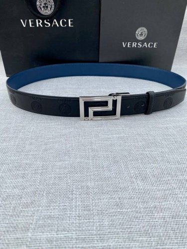 宽度3.5Cm Versace此款平纹小牛皮腰带饰有一枚几何形状的希腊回纹搭扣，可搭配正装或休闲装。