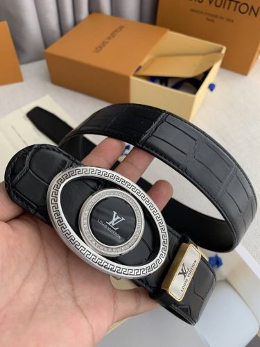 品名： Lv..路易..威登原单 型号：经典挂扣，纯钢材质镶钻扣头，图片实物拍摄材料：头层牛皮，挂扣系列，纯钢质扣头，钯镀电镀工艺永不掉色。黑色头层牛皮经典鳄鱼