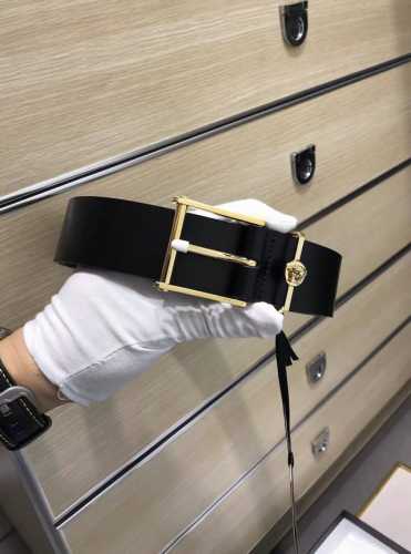 范思哲 专柜同款、实拍专柜官网，尺寸:宽35Mm，原版立体半脸间色美人头扣 ，极富设计美感 ，双面采用进口原版小牛皮压花，彰显个性，清晰美观，皮质软，手感舒适，