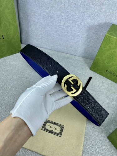宽度4.0Cm Gucci 互扣式双G带旋转扣，源自品牌现代风格典藏设计，经过重新诠释而别具新意。呈现于纤细的进口两面用腰带之上。